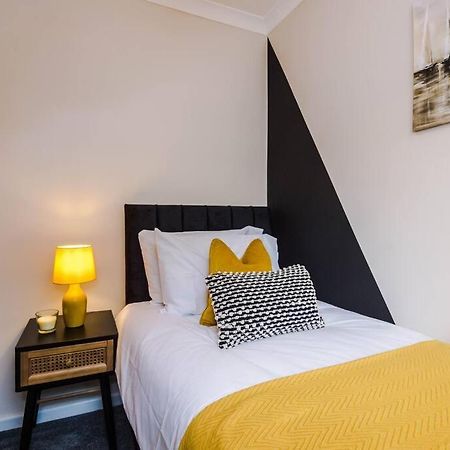 Cheerful 3 Bedroom Home With Parking Near Chester Saughall Exterior foto