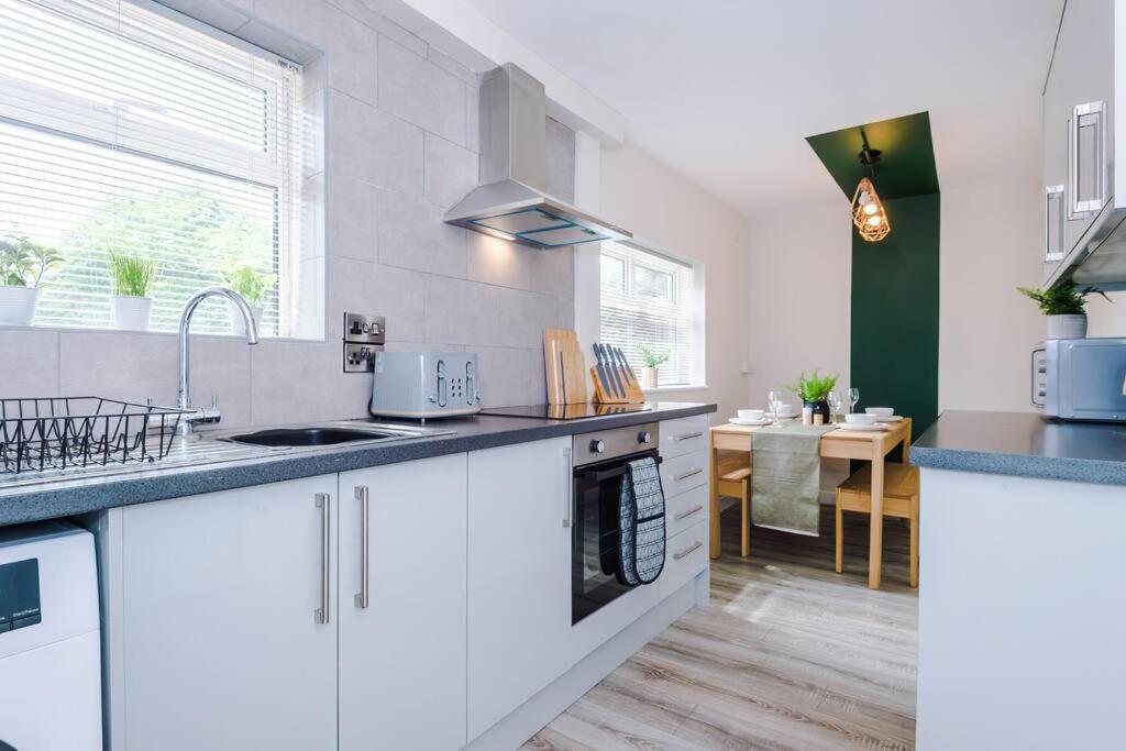 Cheerful 3 Bedroom Home With Parking Near Chester Saughall Exterior foto