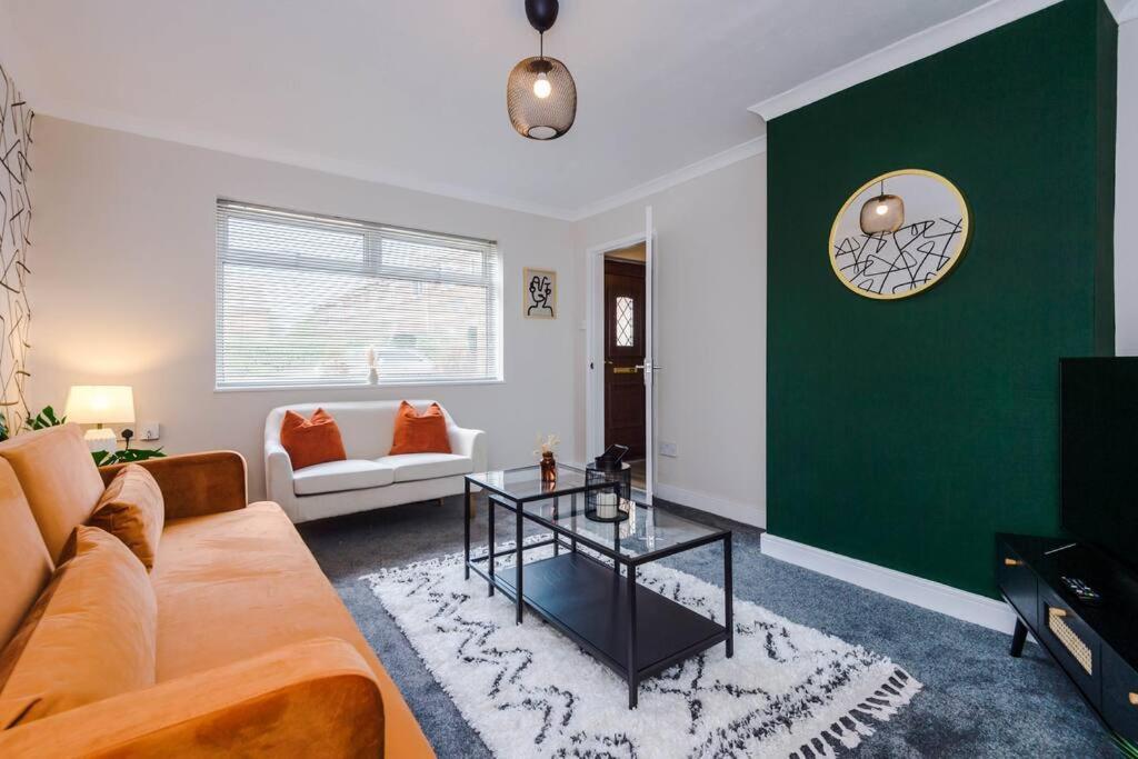 Cheerful 3 Bedroom Home With Parking Near Chester Saughall Exterior foto