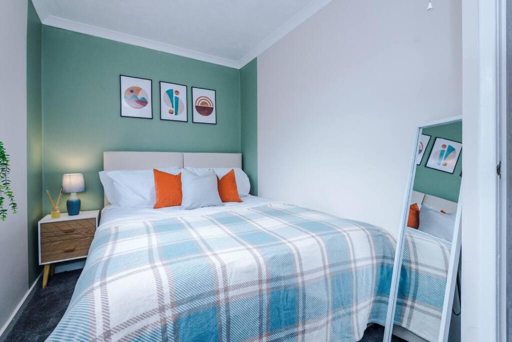 Cheerful 3 Bedroom Home With Parking Near Chester Saughall Exterior foto