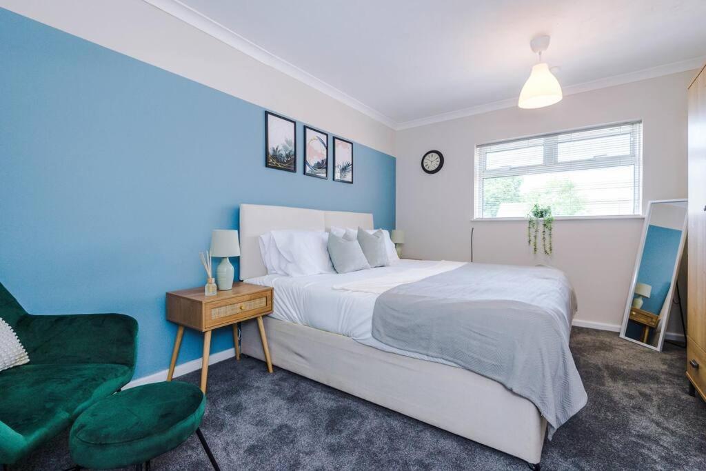 Cheerful 3 Bedroom Home With Parking Near Chester Saughall Exterior foto