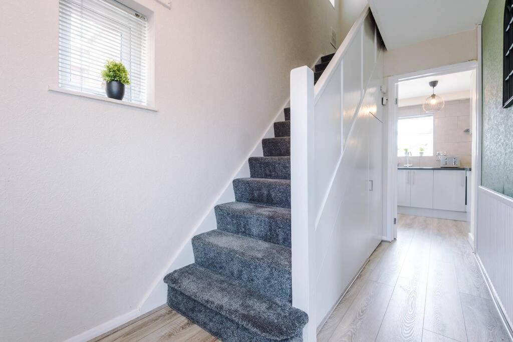 Cheerful 3 Bedroom Home With Parking Near Chester Saughall Exterior foto