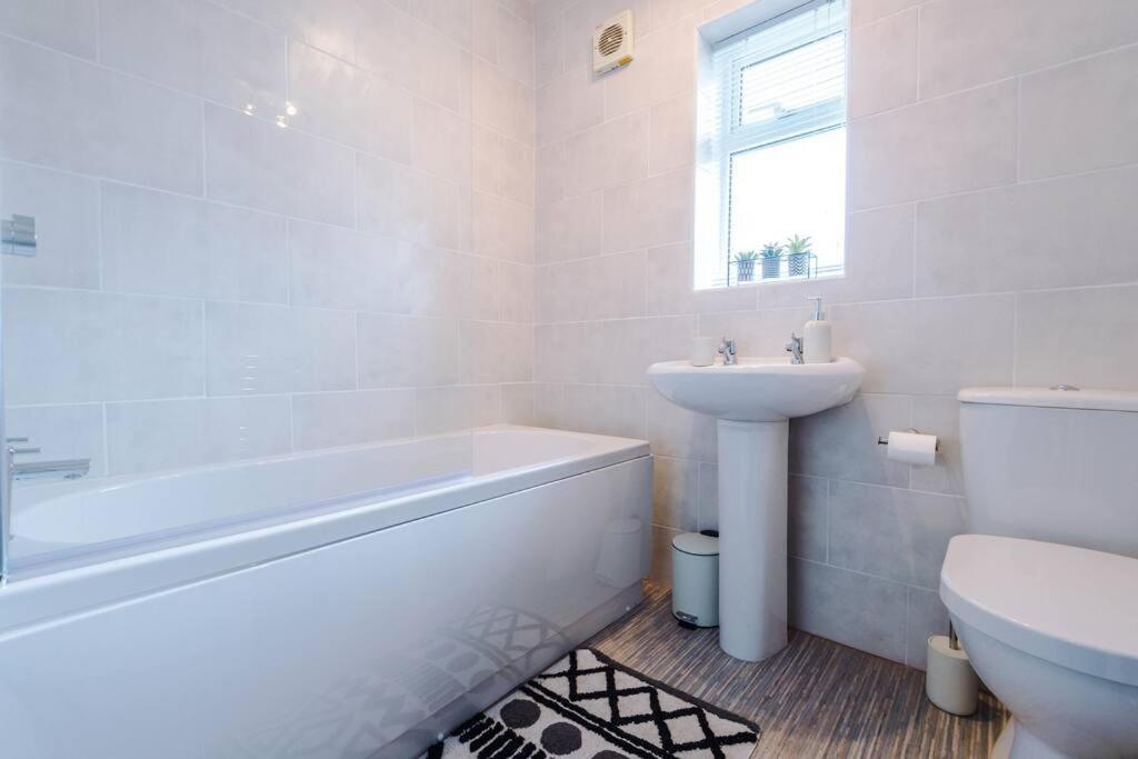 Cheerful 3 Bedroom Home With Parking Near Chester Saughall Exterior foto