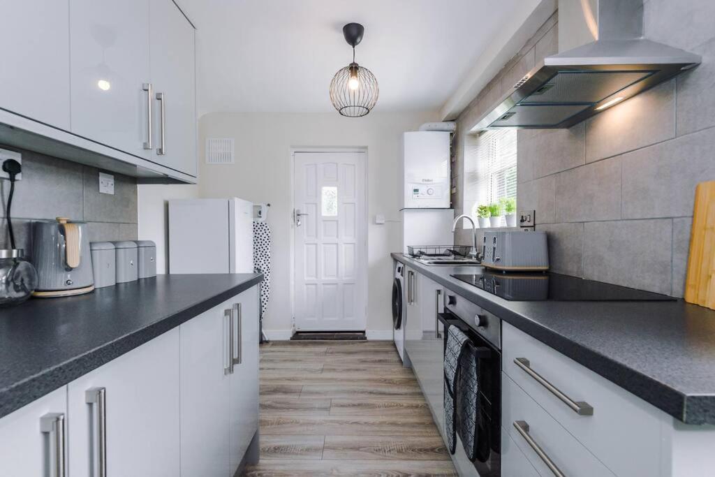 Cheerful 3 Bedroom Home With Parking Near Chester Saughall Exterior foto