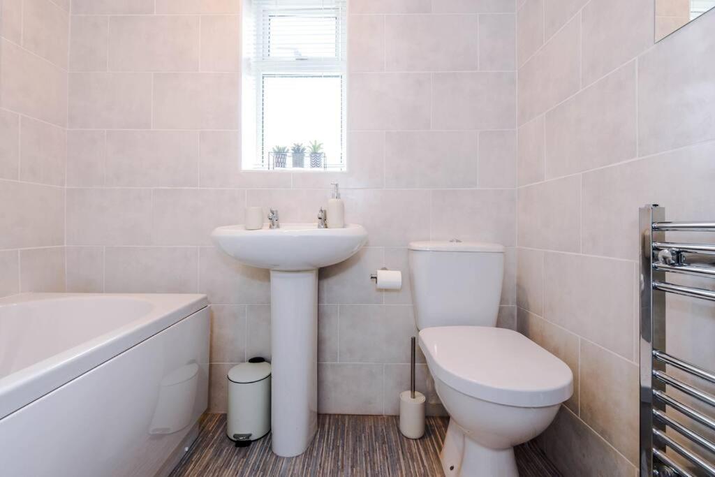 Cheerful 3 Bedroom Home With Parking Near Chester Saughall Exterior foto