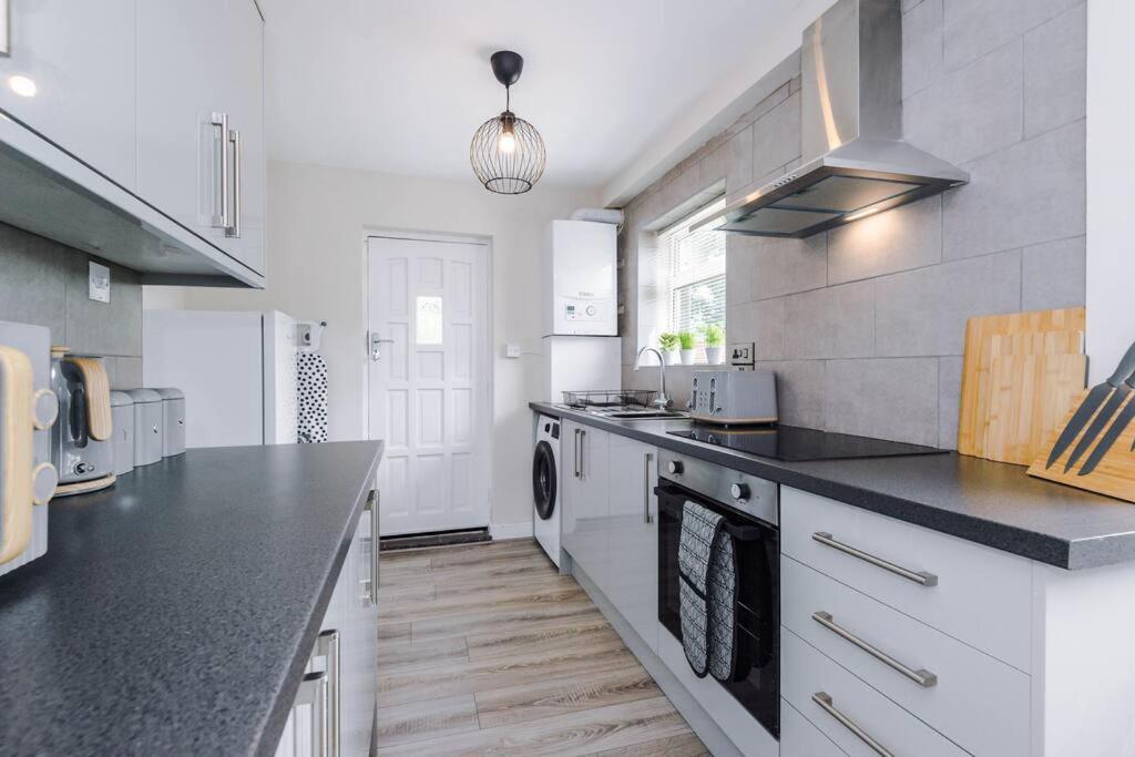 Cheerful 3 Bedroom Home With Parking Near Chester Saughall Exterior foto